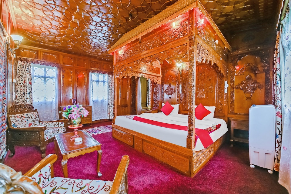 OYO 37933 Golden Privilege Houseboat, Nigeen Lake, Srinagar