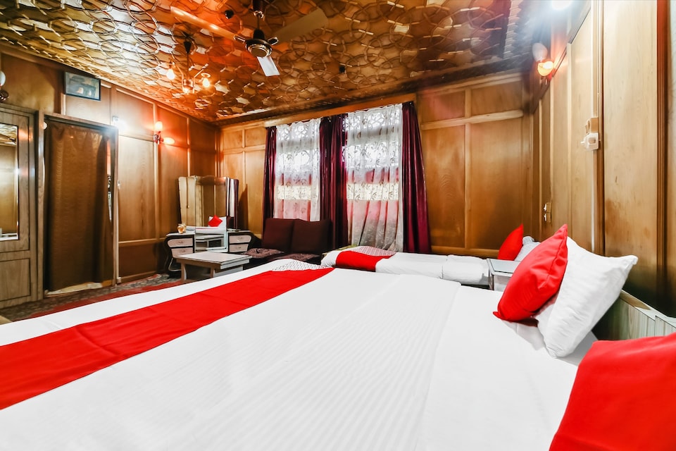 OYO 37987 Houseboat Nairobi, Nigeen Lake, Srinagar