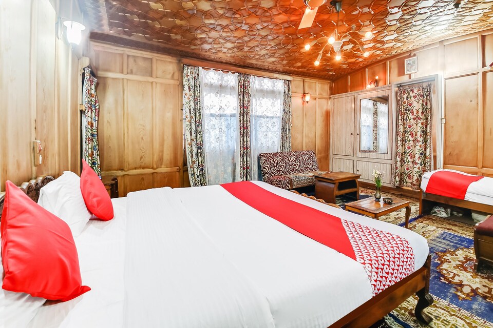 OYO 37987 Houseboat Nairobi, Nigeen Lake, Srinagar
