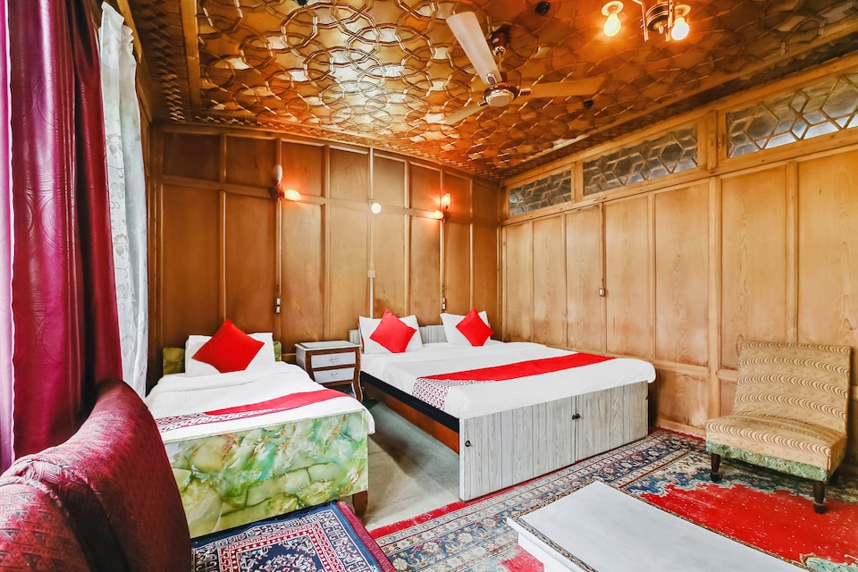 OYO 37987 Houseboat Nairobi, Nigeen Lake, Srinagar