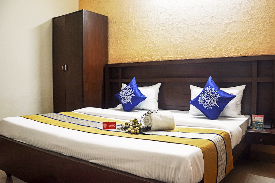 OYO Hotel D M Palace Near Iskcon Temple Noida, Noida Stadium, Noida