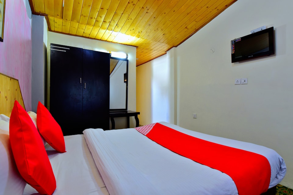 OYO 38112 Aastha Regency By Comlux, Naggar Road, Manali