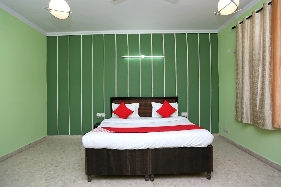 OYO 38125 GOLDEN PALACE, Noida Industrial Area Mamura, Noida