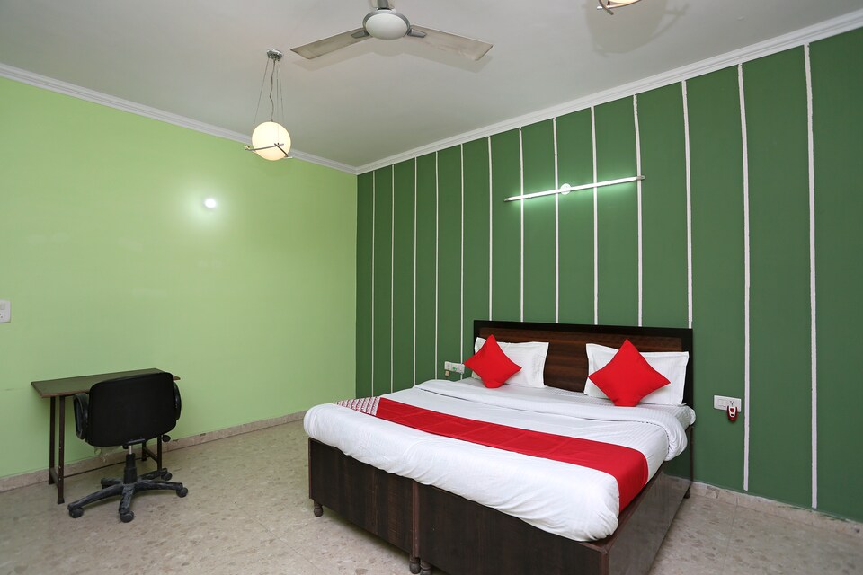 OYO 38125 GOLDEN PALACE, Noida Industrial Area Mamura, Noida