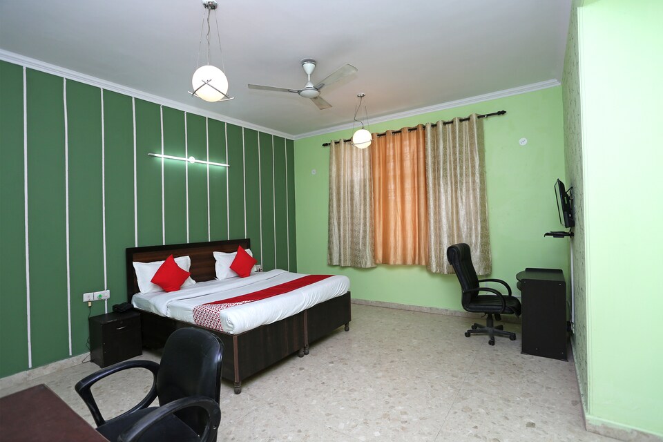 OYO 38125 GOLDEN PALACE, Noida Industrial Area Mamura, Noida