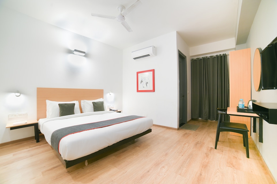OYO Townhouse 029 Shivalik Mercanle Co-Operave Bank, Noida Expressway SEZ, Noida