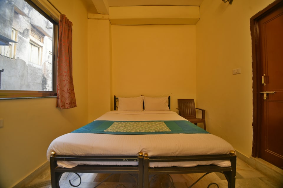 OYO 38145 Dine 11, Gulab Bagh, Udaipur