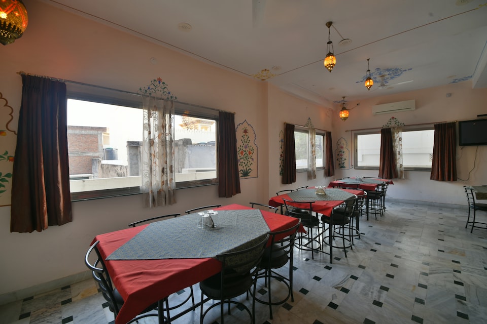 OYO 38145 Dine 11, Gulab Bagh, Udaipur