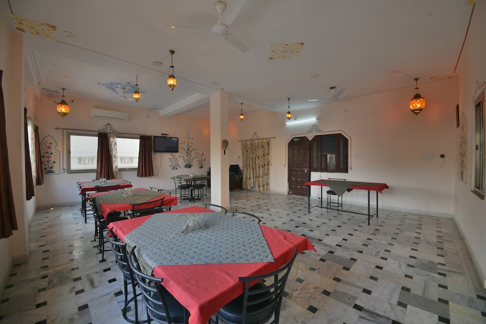 OYO 38145 Dine 11, Gulab Bagh, Udaipur