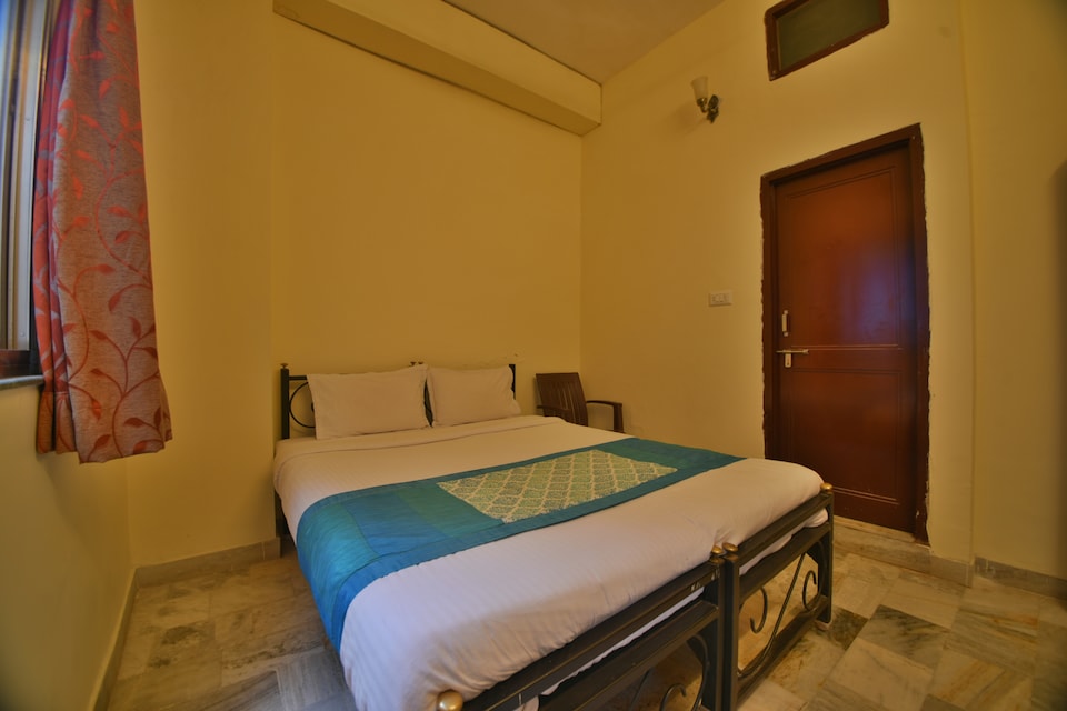 OYO 38145 Dine 11, Gulab Bagh, Udaipur