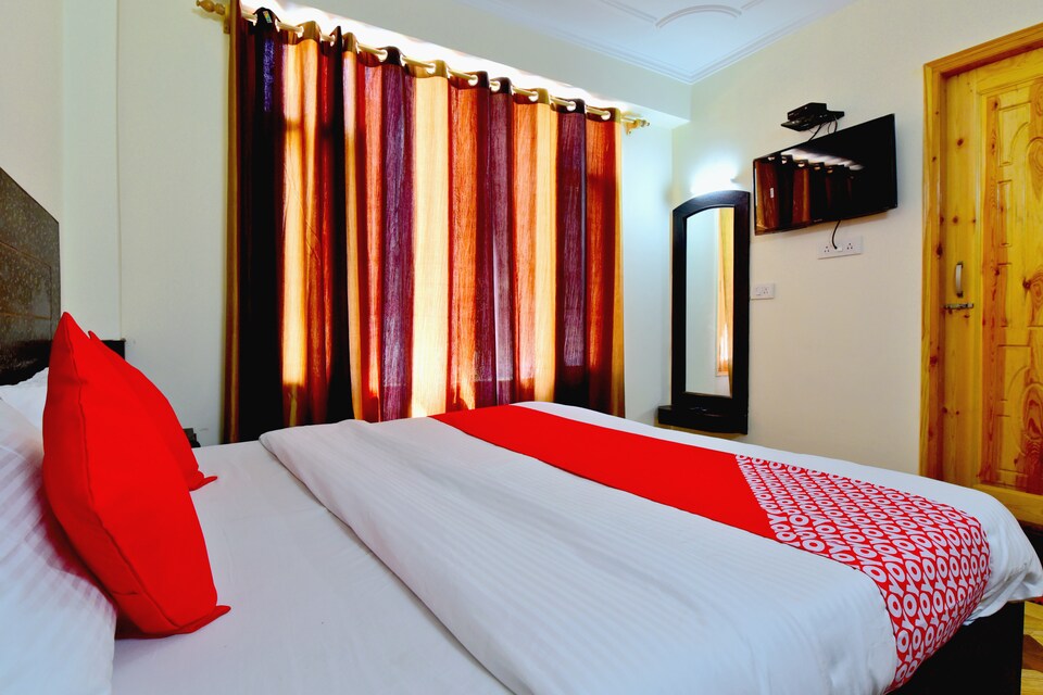 OYO 38167 Maa Charan Residency, Hadimba Temple Road, Manali