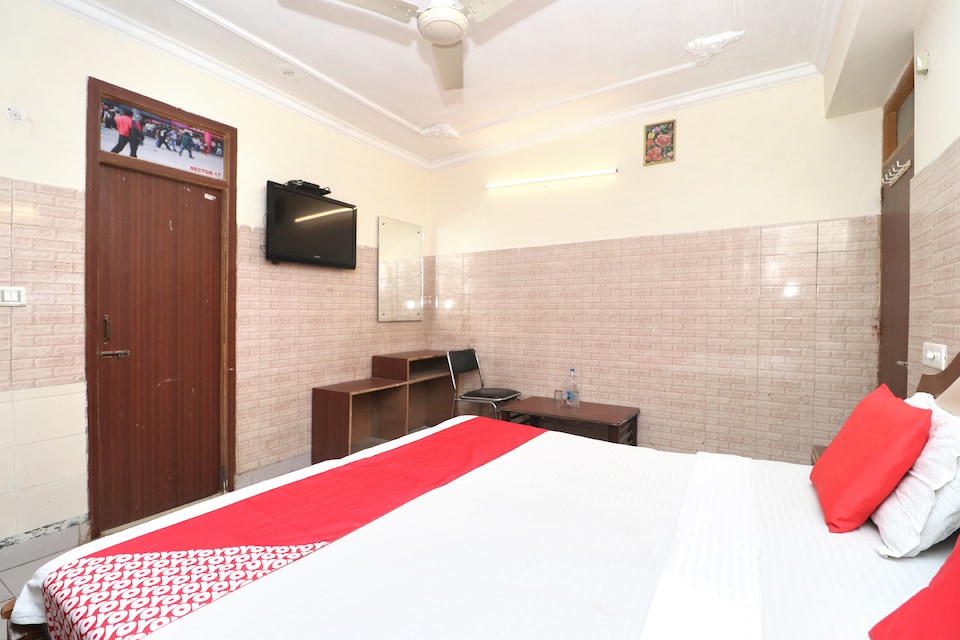 OYO 38170 Hotel Grand Plaza, South Chandigarh, Chandigarh