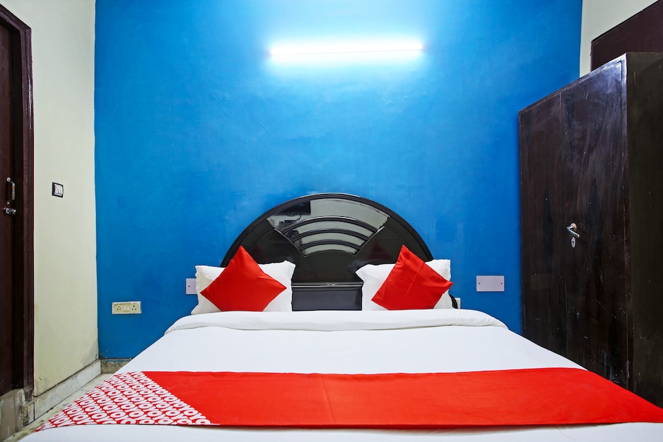 OYO 38417 Silver Villa, Noida City, Noida