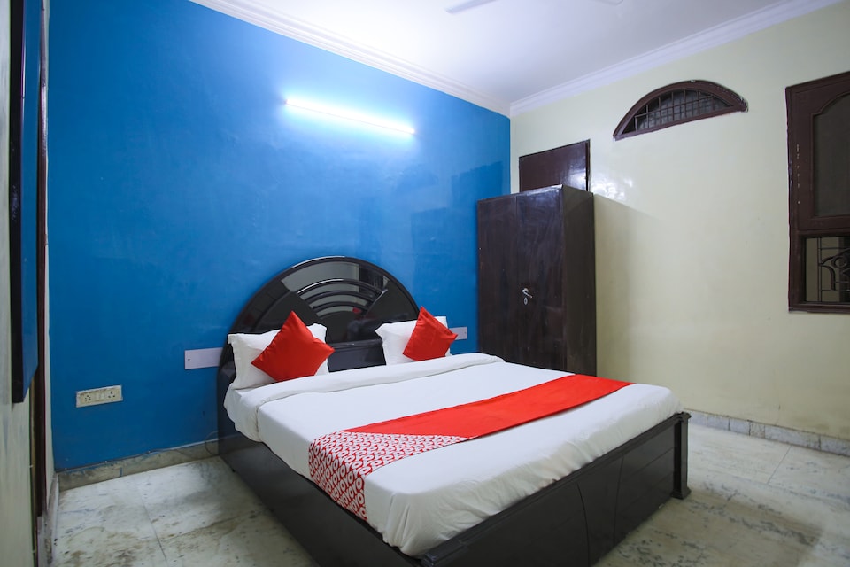 OYO 38417 Silver Villa, Noida City, Noida