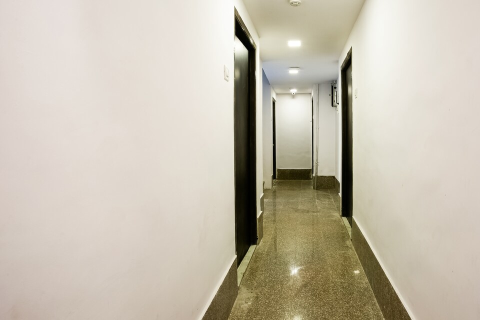 OYO Flagship 38540 Hotel Shangrila Nehru Road, Mumbai Bandra-Khar-Santacruz, Mumbai