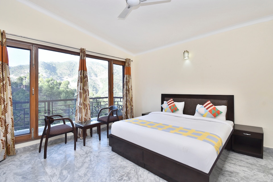 OYO Home 38579 Luxurious 3BHK Villa Kumarhatti, Kasauli, Kasauli
