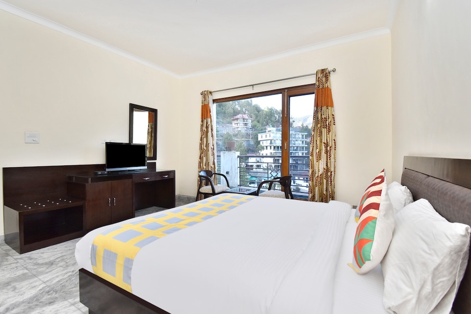 OYO Home 38579 Luxurious 3BHK Villa Kumarhatti, Kasauli, Kasauli