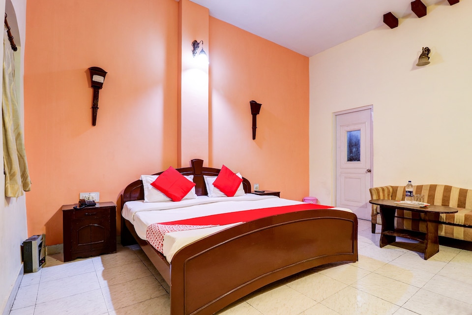 OYO Orient, Mall Road Kanpur, Kanpur