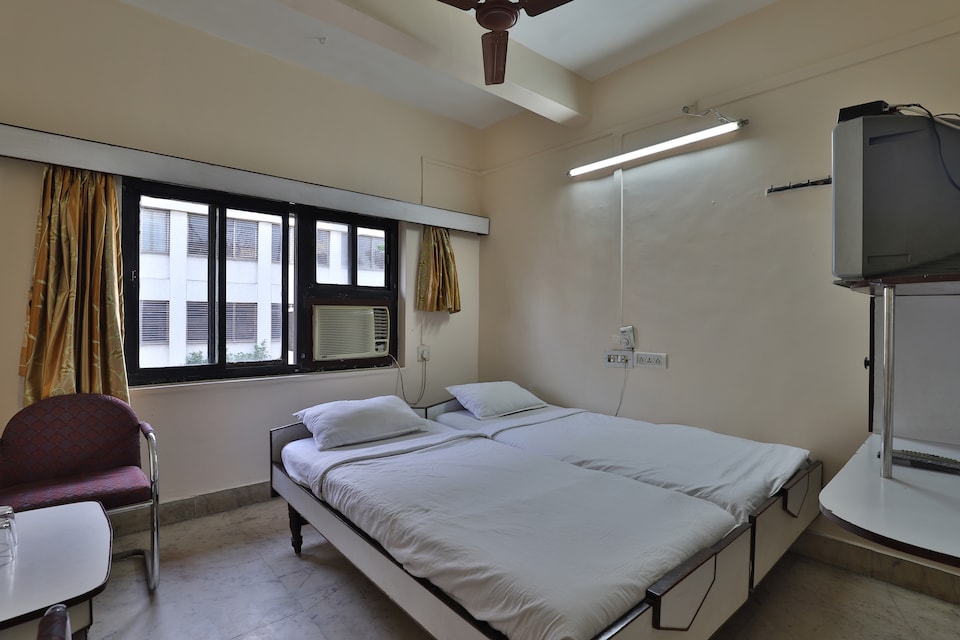 SPOT ON 38644 Hotel Jeevandhara, Surat Railway Station, Surat