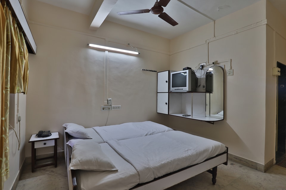 SPOT ON 38644 Hotel Jeevandhara, Surat Railway Station, Surat