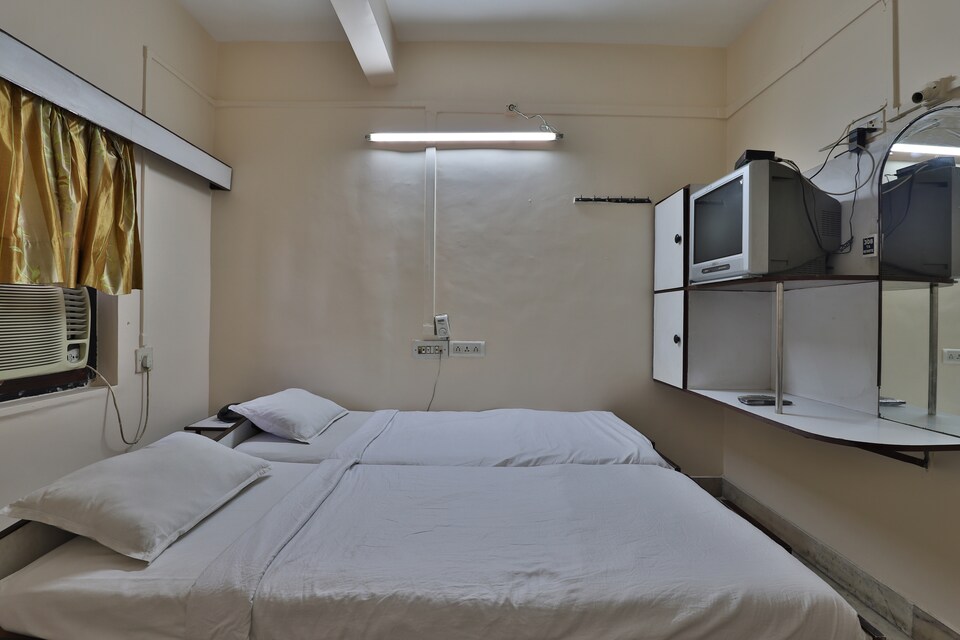 SPOT ON 38644 Hotel Jeevandhara, Surat Railway Station, Surat