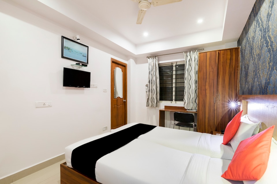 Collection O Elmas Hotel Near Ragigudda Sri Prasanna Anjaneyaswamy Temple, Koramangala Forum Mall, Bangalore