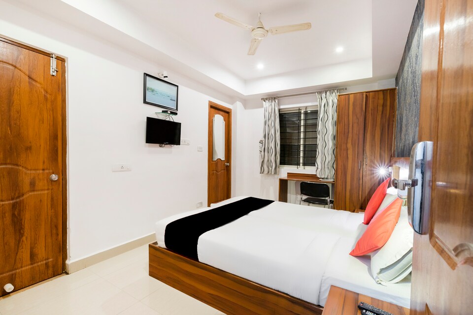 Collection O Elmas Hotel Near Ragigudda Sri Prasanna Anjaneyaswamy Temple, Koramangala Forum Mall, Bangalore