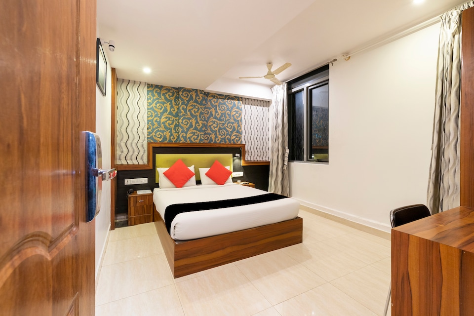 Collection O Elmas Hotel Near Ragigudda Sri Prasanna Anjaneyaswamy Temple, Koramangala Forum Mall, Bangalore