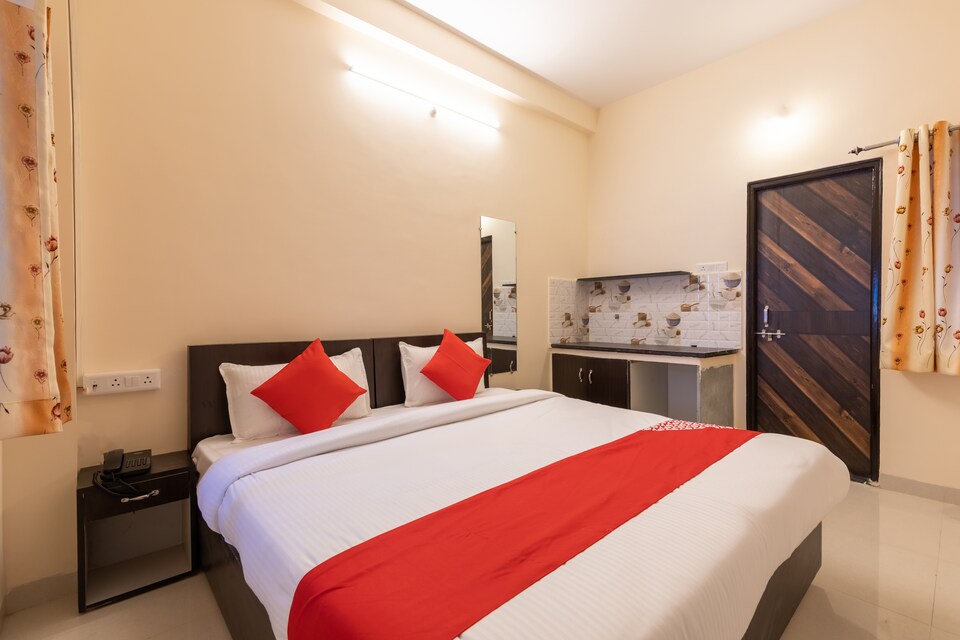 OYO 38683 Hotel Moon Palace, radission square, Indore