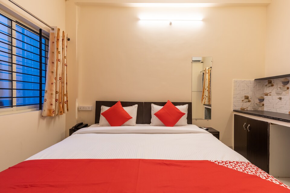 OYO 38683 Hotel Moon Palace, radission square, Indore