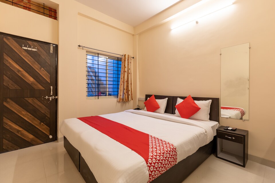 OYO 38683 Hotel Moon Palace, radission square, Indore