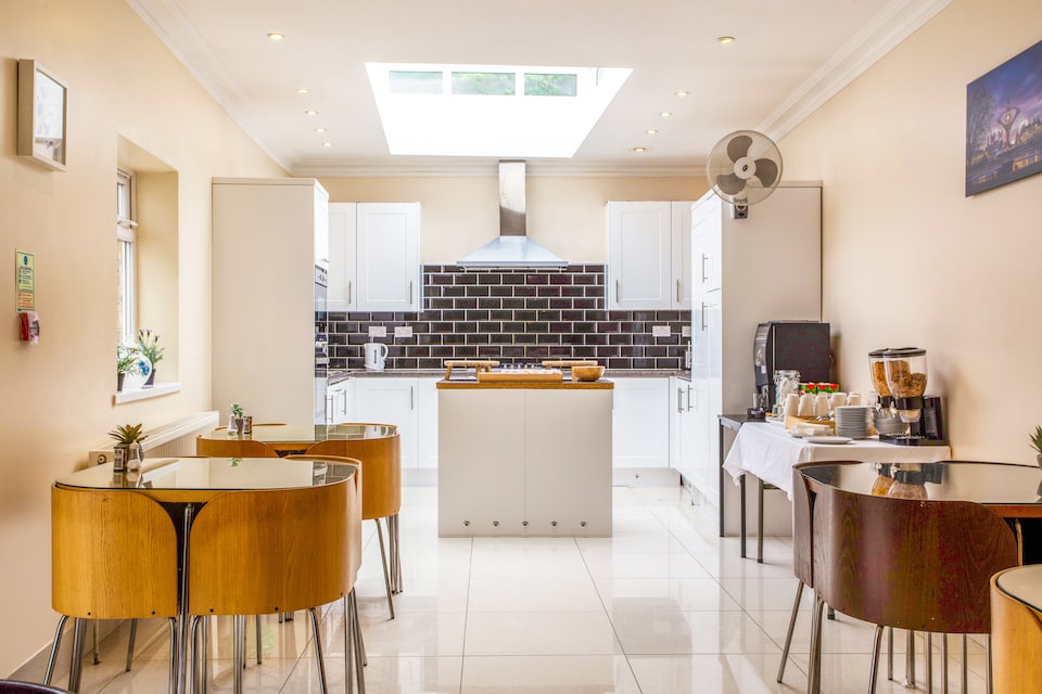 OYO Lifestyle Golden Strand, Kensington Olympia London, London