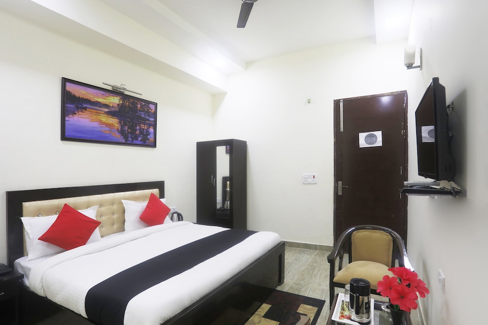 Capital O 38752 Pearl Imperial, Noida Industrial Area Mamura, Noida