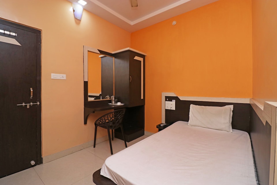 SPOT ON 38754 Hotel Malanchya, VIP Road Kolkata, Kolkata