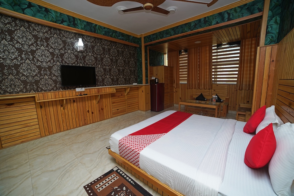 OYO 38768 Hotel Royale Mall Palace, Pithoragarh city, Pithoragarh