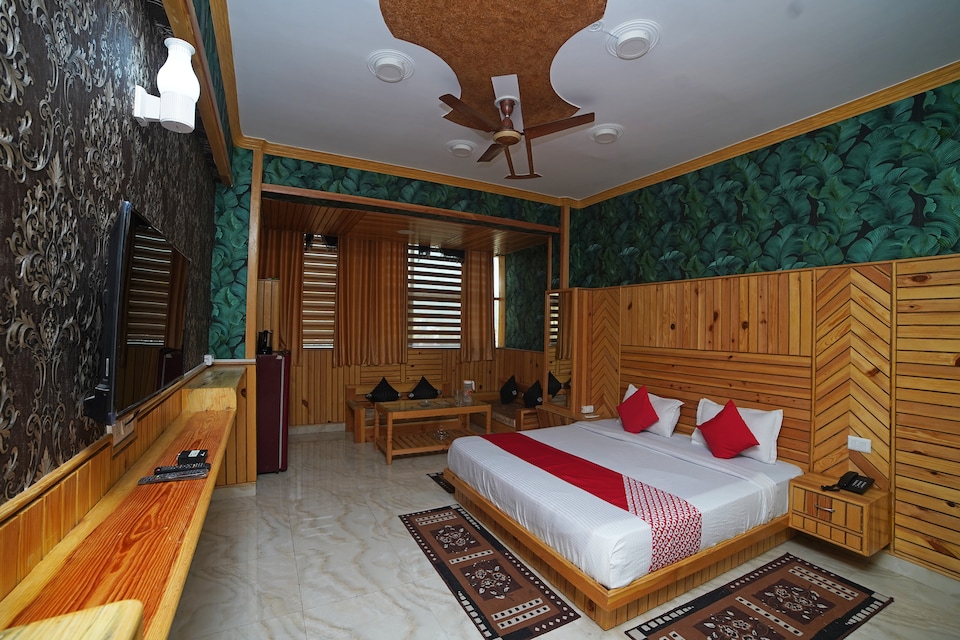 OYO 38768 Hotel Royale Mall Palace, Pithoragarh city, Pithoragarh