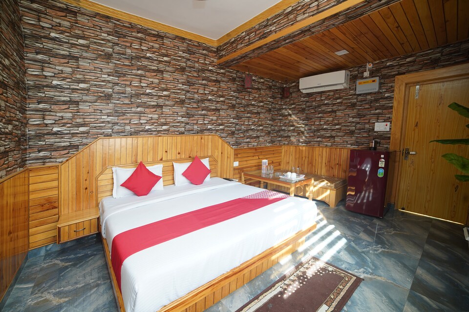 OYO 38768 Hotel Royale Mall Palace, Pithoragarh city, Pithoragarh