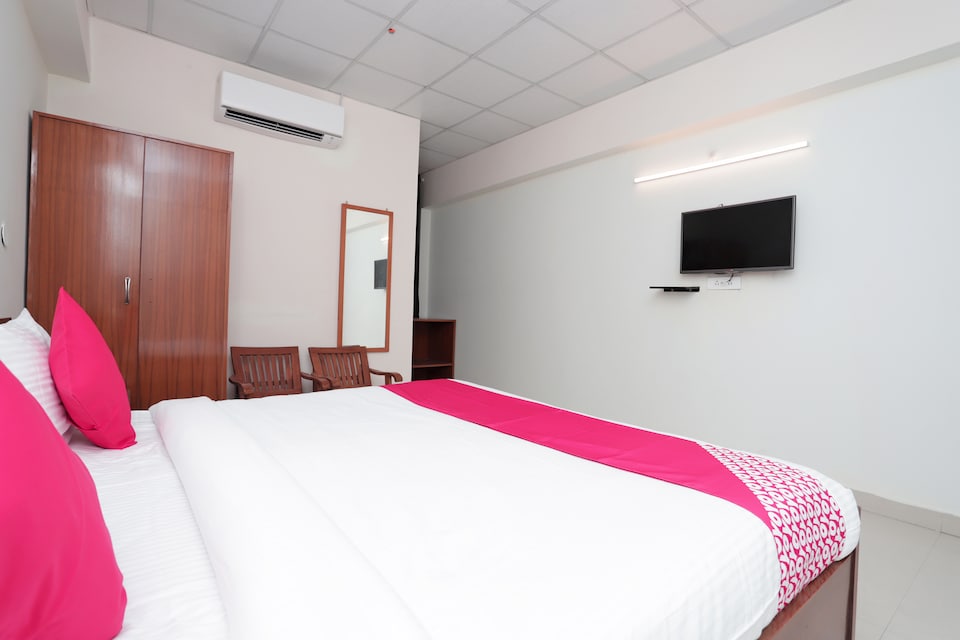 OYO Flagship 38792 Hotel Paras Tower Sewla Kalan, Dehradun ISBT, Dehradun