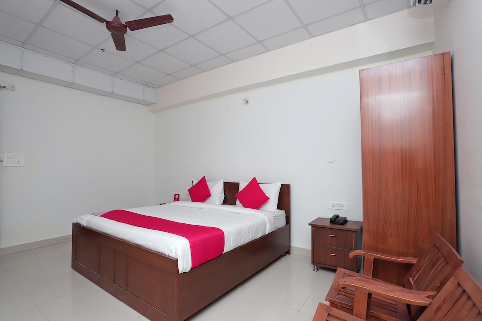 OYO Flagship 38792 Hotel Paras Tower Sewla Kalan, Dehradun ISBT, Dehradun