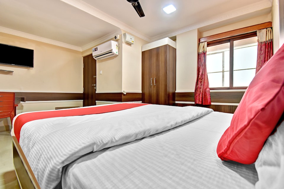 Hotel O Sri Sai Comforts, Majestic Bangalore, Bangalore