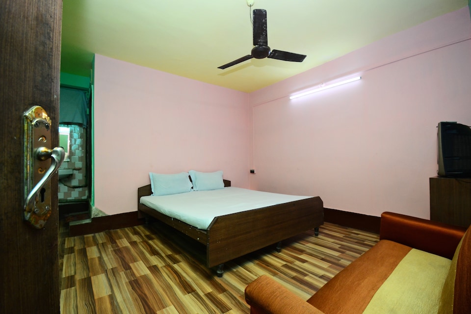 SPOT ON 38858 Madhumilan, Sealdah Kolkata, Kolkata