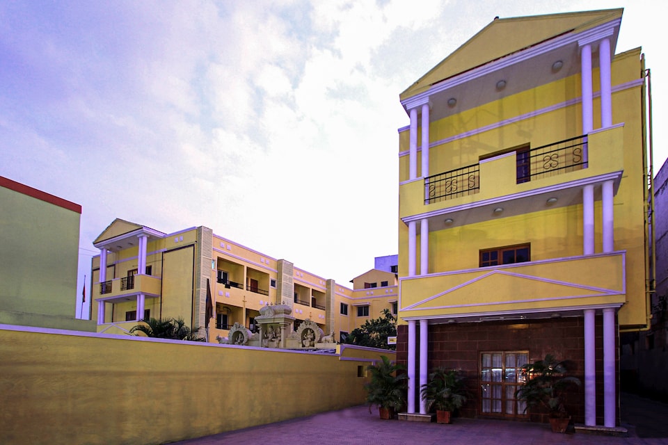 OYO 3722 Hotel StayEasy Majestic, Majestic Bangalore, Bangalore