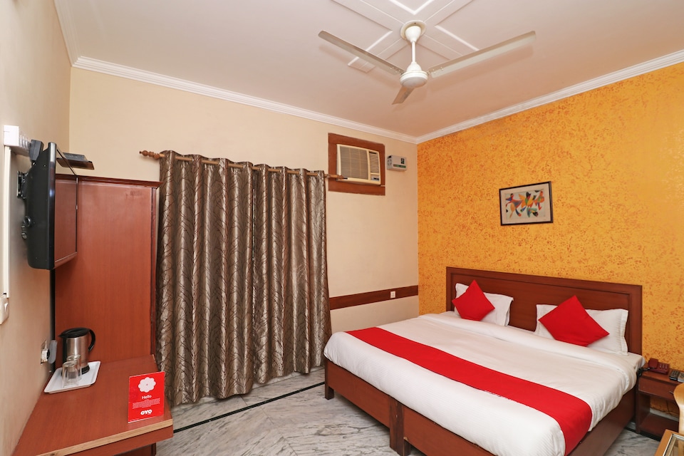 OYO 3725 near Kaulagarh Road, Chakrata Road Dehradun, Dehradun