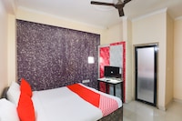 OYO Diamond Swift Near Botanic Garden Of Indian Republic