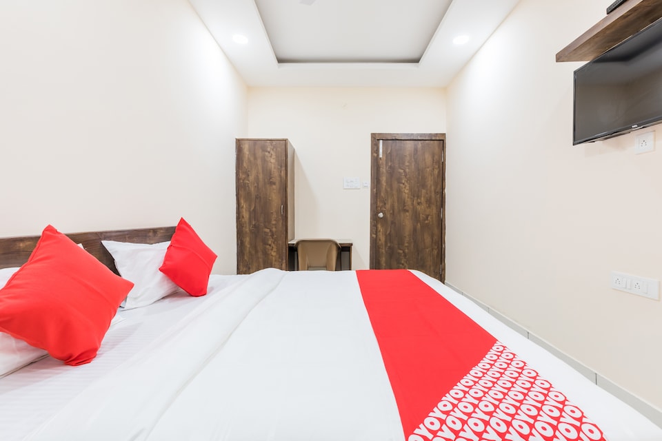 OYO 39473 Amrit Hotel, Kolar Road, Bhopal
