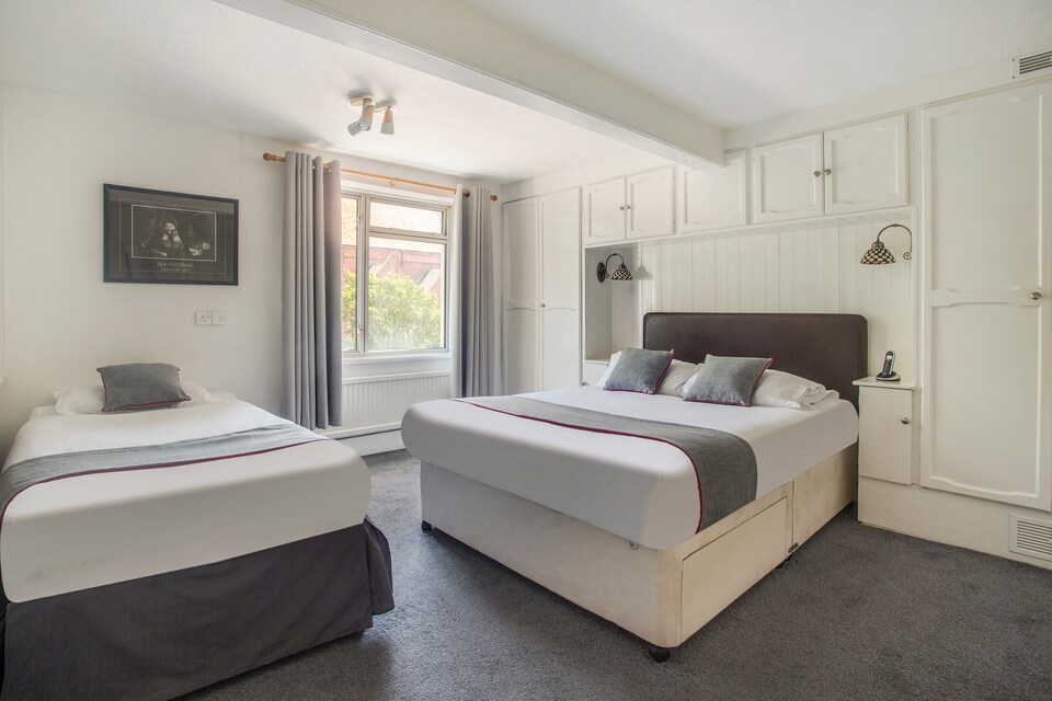 OYO Avalon Lifestyle Guest House, Brighton, Brighton
