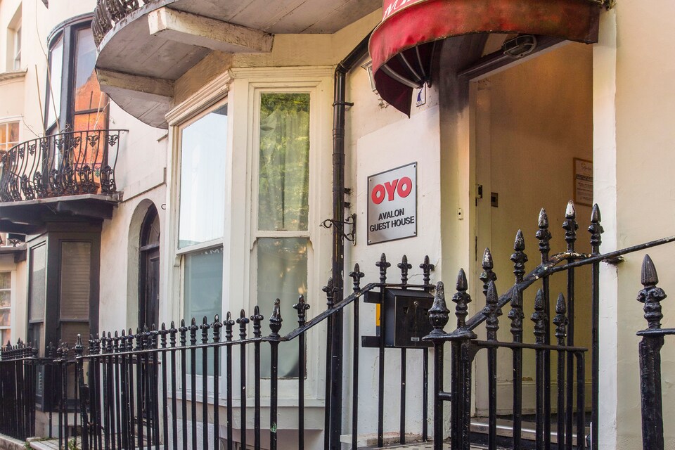 OYO Avalon Lifestyle Guest House, Brighton, Brighton