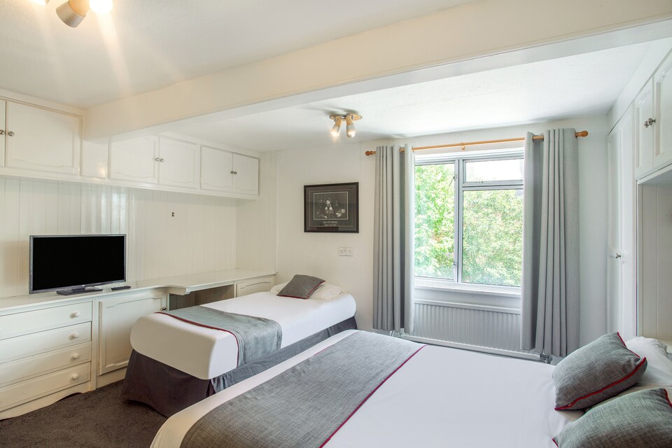 OYO Avalon Lifestyle Guest House, Brighton, Brighton