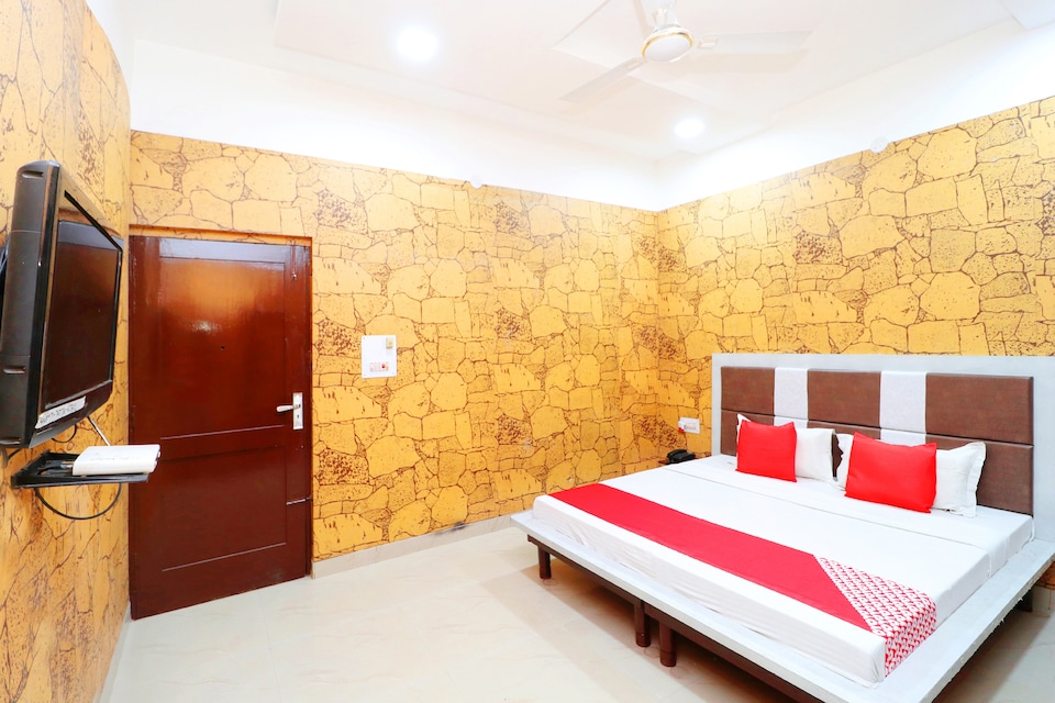 OYO 39596 Royal Hotel And Restaurant, Malout, Malout