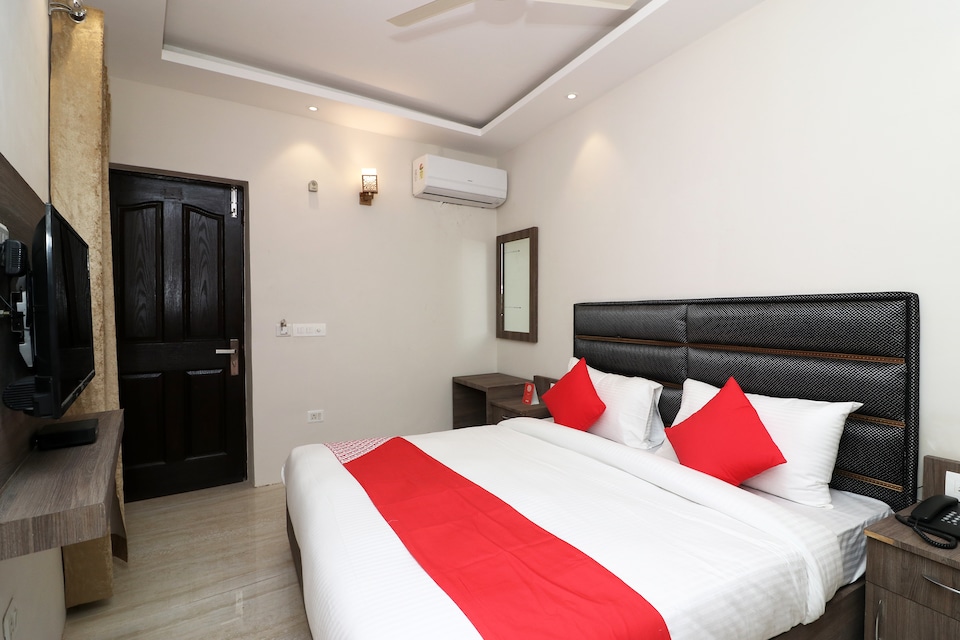 Flagship 39630 Sharma Hotel Block B Sector 62, Noida City, Noida